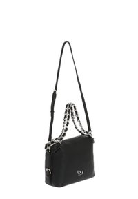 Borsa a tracolla nera in pelle con forma rettangolare, superficie texture e tracolla in catena argentata. Presenta un logo sulla parte anteriore.