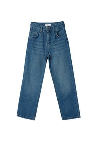 Jeans de mezclilla azul para niños, diseño de pierna recta, cinco bolsillos, cierre de botón, lavado medio con un ligero desvanecimiento y sin patrones visibles.