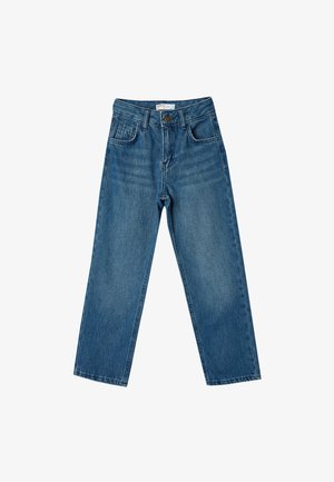 Jeans de mezclilla azul para niños, diseño de pierna recta, cinco bolsillos, cierre de botón, lavado medio con un ligero desvanecimiento y sin patrones visibles.