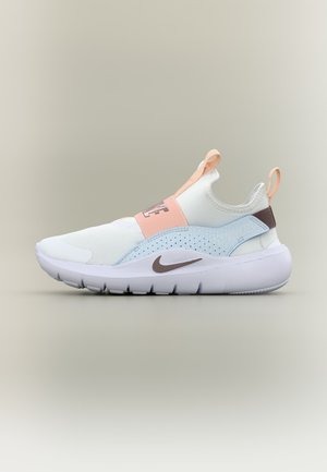 Fehér és világoskék bebújós sportcipő barackszínű pántokkal, barna Nike pipa jellel és húzófülekkel semleges háttéren.