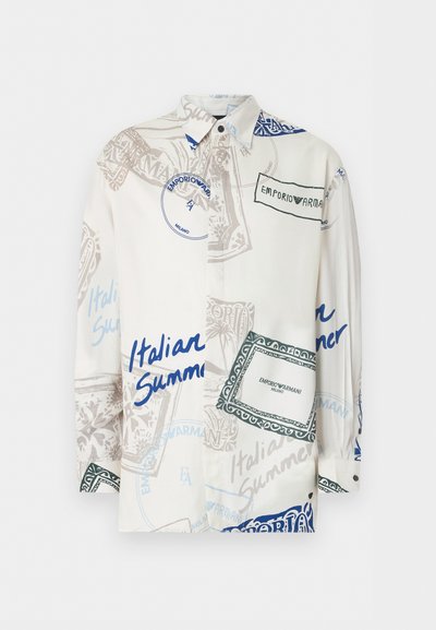 Chemise blanche à boutons avec des imprimés graphiques bleus, gris et verts ainsi que du texte incluant "Italian Summer" et "Emporio Armani Milano".