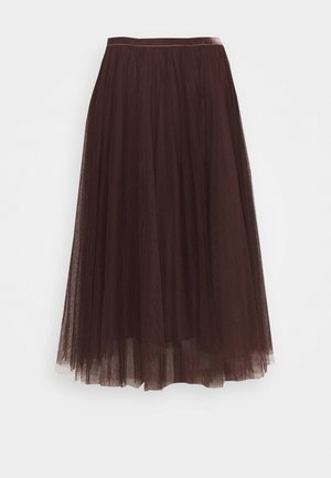 Jupe en tulle marron longueur genou avec tissu en maille superposée et taille ajustée sur un fond unicolore clair.