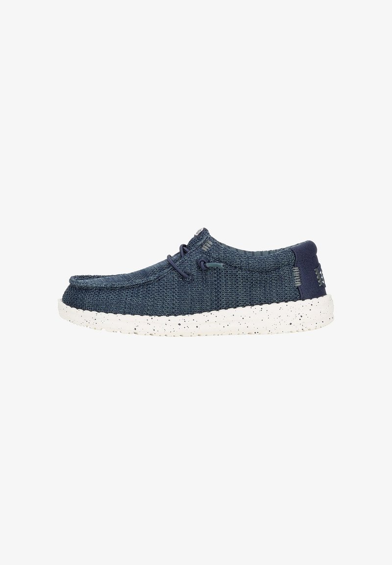 Chaussure décontractée en maille bleu marine avec détail lacet et semelle en caoutchouc blanche tachetée, style slip-on, design bas.