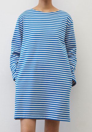 Niebiesko-biała sukienka w szerokie paski, oversize, z długimi rękawami, okrągłym dekoltem i kieszeniami po bokach. Wykonana z miękkiego, gładkiego materiału.