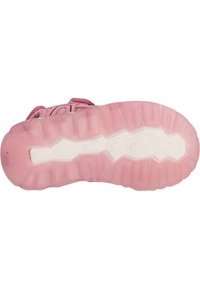 Rosa gummisula med en strukturad yta. Utrustad med en vit mellansula och ett tydligt zickzack-mönster på slitbanan. Hållbar och flexibel design.