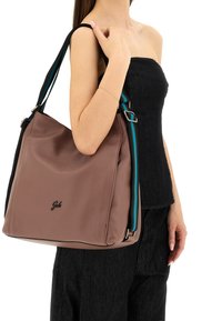 Borsa a mano in pelle marrone con texture, dotata di una tracolla regolabile nera e turchese, con un logo sulla parte frontale e un design spazioso.