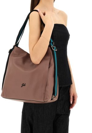 Borsa a mano in pelle marrone con texture, dotata di una tracolla regolabile nera e turchese, con un logo sulla parte frontale e un design spazioso.