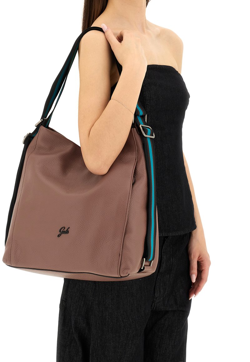 Borsa a mano in pelle marrone con texture, dotata di una tracolla regolabile nera e turchese, con un logo sulla parte frontale e un design spazioso.