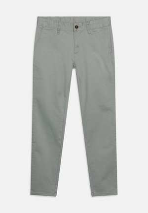 Pantalones gris claro de corte recto con bolsillos frontales, trabillas para cinturón y cierre de botón, exhibidos sobre un fondo blanco.