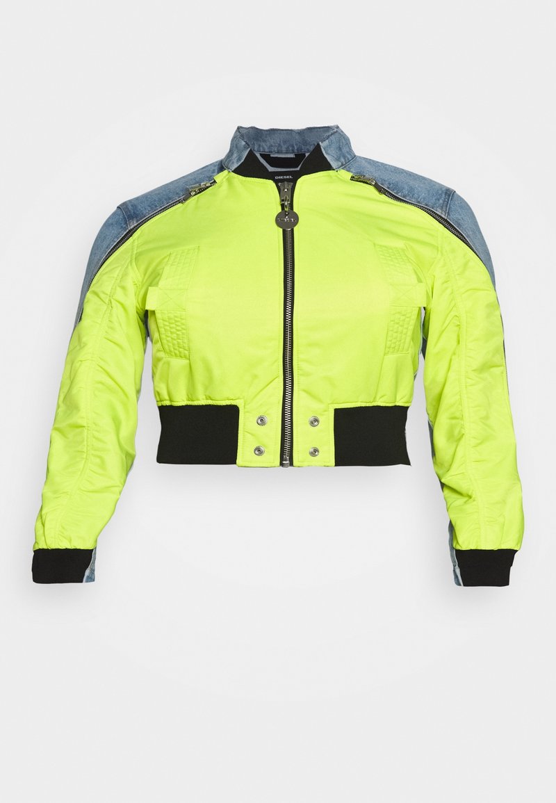 Veste courte jaune néon avec fermeture éclair à l'avant, poignets et ourlet côtelés noirs, et tissu en denim sur les épaules et le haut des manches.