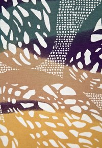 Wzór na tkaninie przedstawiający abstrakcyjne motywy w odcieniach zieleni, żółci, bieli i fioletu, z różnorodnymi kształtami i teksturami.