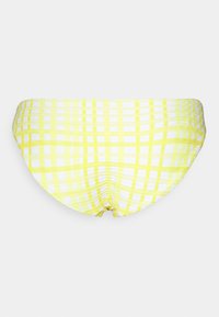 Parte de baixo de biquíni amarelo e branco com padrão xadrez e textura franzida. Forma arredondada, tecido suave e design minimalista.