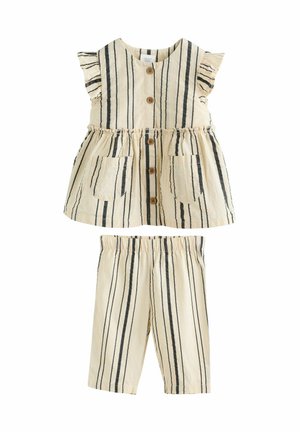 Dvojdielny komplet s krémovým topom s čiernymi vertikálnymi pásikmi, riasenými rukávmi, zapínaním na gombíky vpredu a zodpovedajúcimi nohavicami s elastickým pásom.