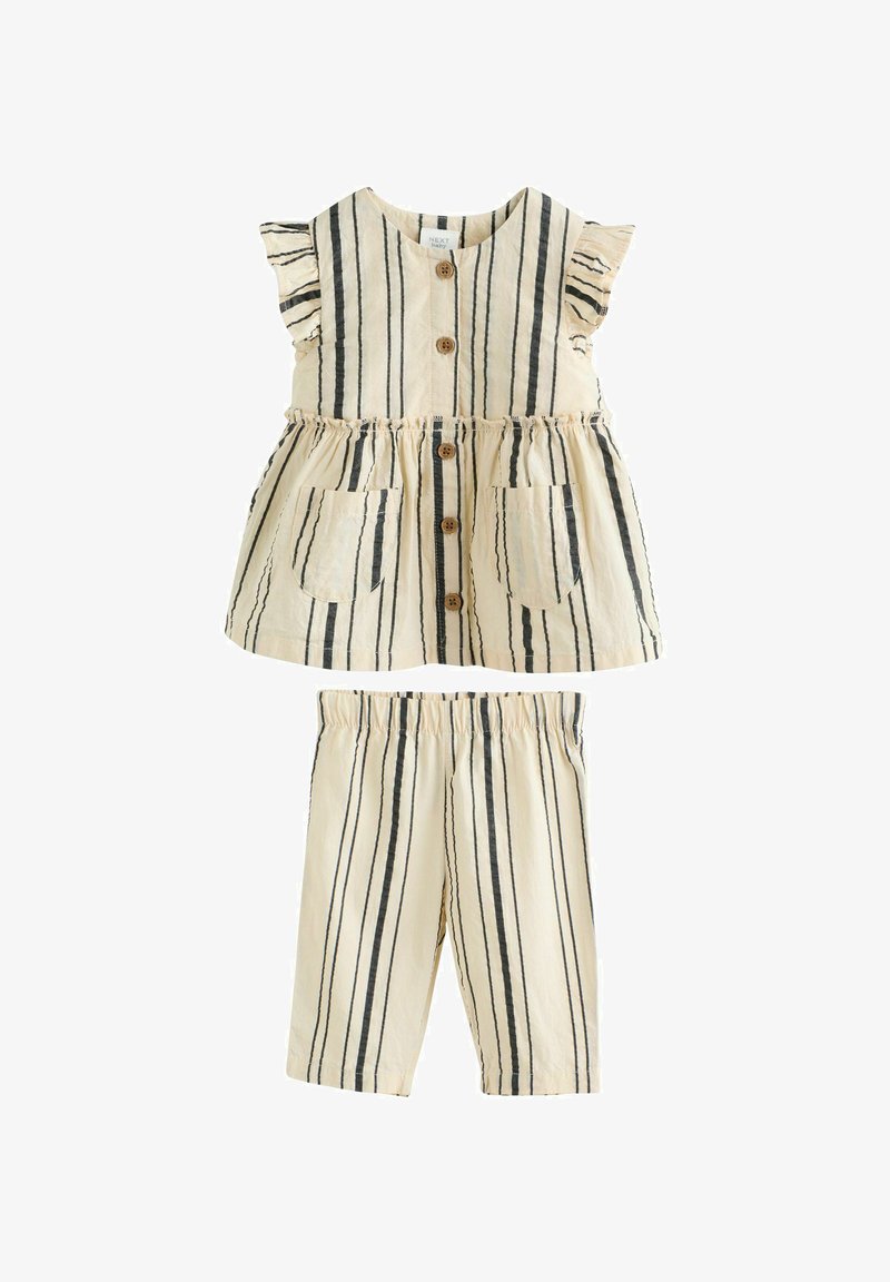 Ensemble deux pièces avec un haut crème à rayures verticales noires, manches à volants, boutonnage sur le devant, et pantalon assorti à taille élastique.