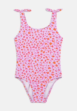 Bañador de una pieza rosa con estampado de leopardo en tonos naranja y rojo, con tirantes anudados en los hombros.