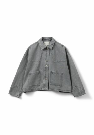 Graue Jeansjacke mit einem Kragen, frontalem Knopfverschluss und zwei großen Pattentaschen. Hat ein lockeres Design und sichtbare Nähte.