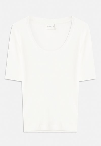 Tricou alb cu mânecă scurtă și guler rotund. Fabricat dintr-un material de bumbac moale, are o croială lejeră și un design minimalist.