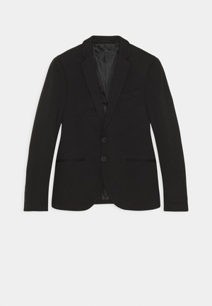 Blazer para hombre negro, entallado, con dos botones, solapas con muesca, dos bolsillos delanteros y un bolsillo en el pecho, colocado sobre un fondo blanco.