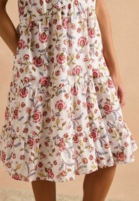 Tom Joule REGULAR FIT - ARIELLA TIERED  - Denné šaty - cream red