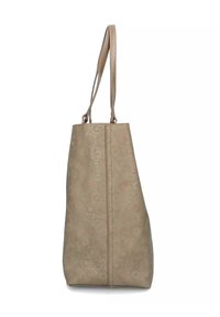 Beige totebag met een gladde textuur, met een logo patroon. Het ontwerp heeft lange hengsels en een rechthoekige vorm met gestikte accenten.