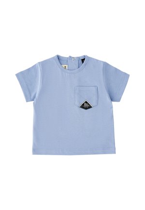 Maglietta per neonati a maniche corte color azzurro chiaro con una piccola tasca frontale con un'etichetta nera a forma di diamante e una chiusura con bottoni a pressione sul retro del collo.
