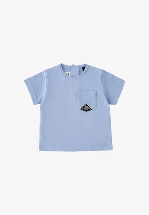 Maglietta per neonati a maniche corte color azzurro chiaro con una piccola tasca frontale con un'etichetta nera a forma di diamante e una chiusura con bottoni a pressione sul retro del collo.