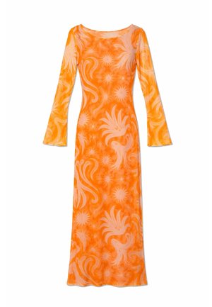 Robe orange à manches longues et longueur au sol, avec des motifs légers en spirale et de soleil, silhouette ajustée et manches légèrement évasées.