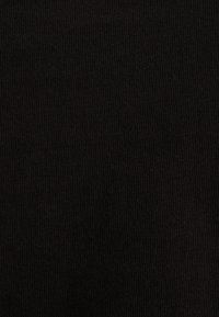 Zwarte katoenen stof met een geribbelde textuur, voorzien van fijne horizontale lijnen. Het oppervlak oogt glad en egaal, zonder patronen.