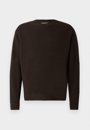 Sweater crewneck castanho escuro feito de tecido texturizado. Apresenta mangas longas e punhos e barra canelados. Design minimalista sem padrões ou detalhes.