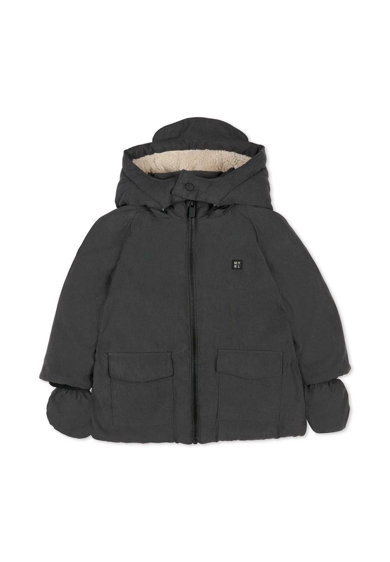 Giacca a vento grigia scura con cappuccio, caratterizzata da un morbido rivestimento in pile chiaro, chiusura con zip frontale e due tasche applicate sul fronte.