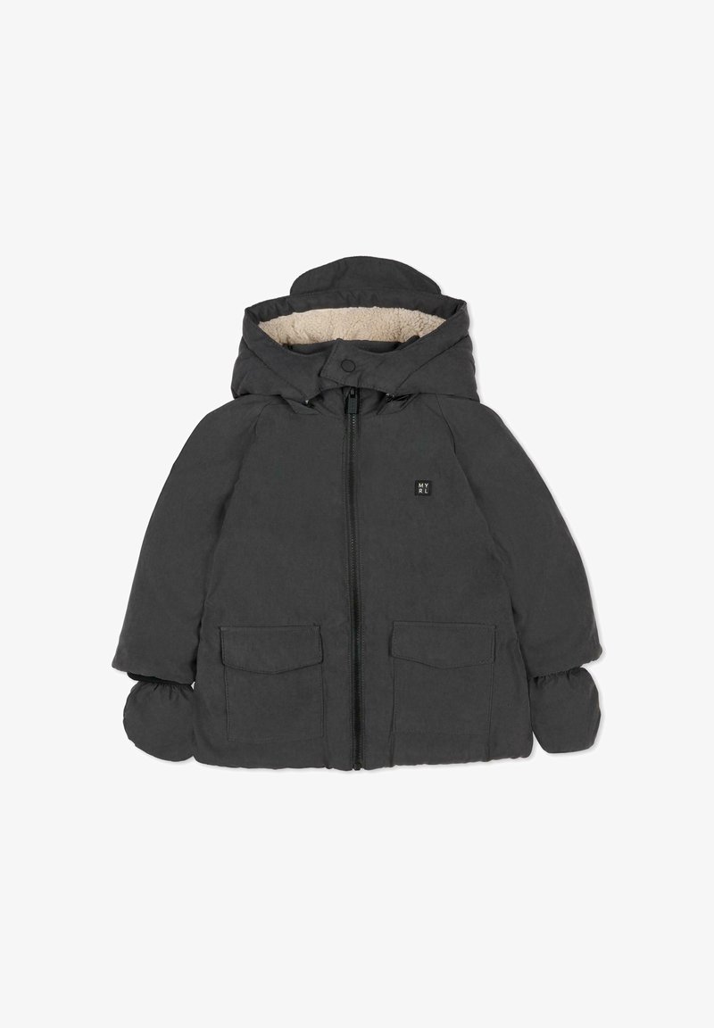 Giacca a vento grigia scura con cappuccio, caratterizzata da un morbido rivestimento in pile chiaro, chiusura con zip frontale e due tasche applicate sul fronte.