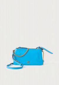 Svetlo modra usnjena torbica čez ramo z zlatim verižnim detajlom in nastavljivim trakom na belem ozadju.