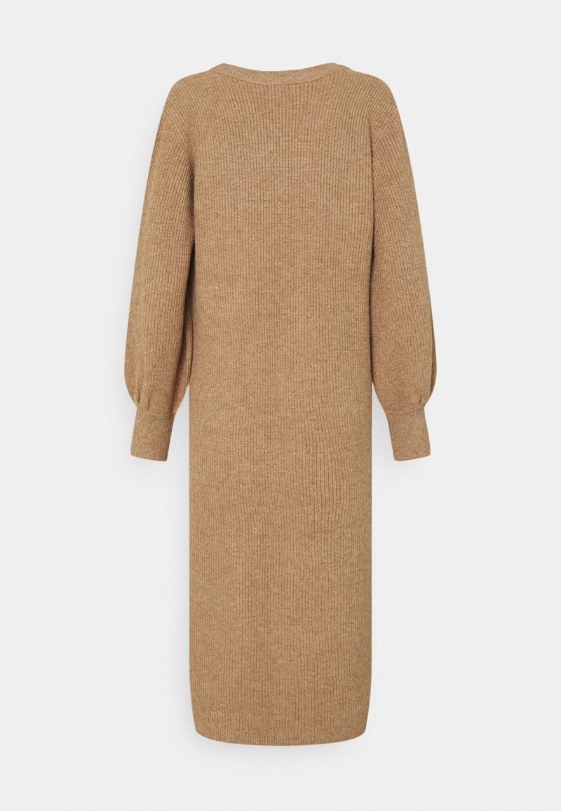 Abito in maglia di un caldo colore beige con una texture a costine, maniche lunghe a sbuffo e una silhouette dritta, lunga fino al ginocchio.