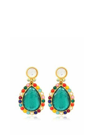 Boucles d'oreilles en or avec de grandes pierres en forme de goutte bleu sarcelle entourées de petites pierres multicolores et surmontées de perles blanches rondes.