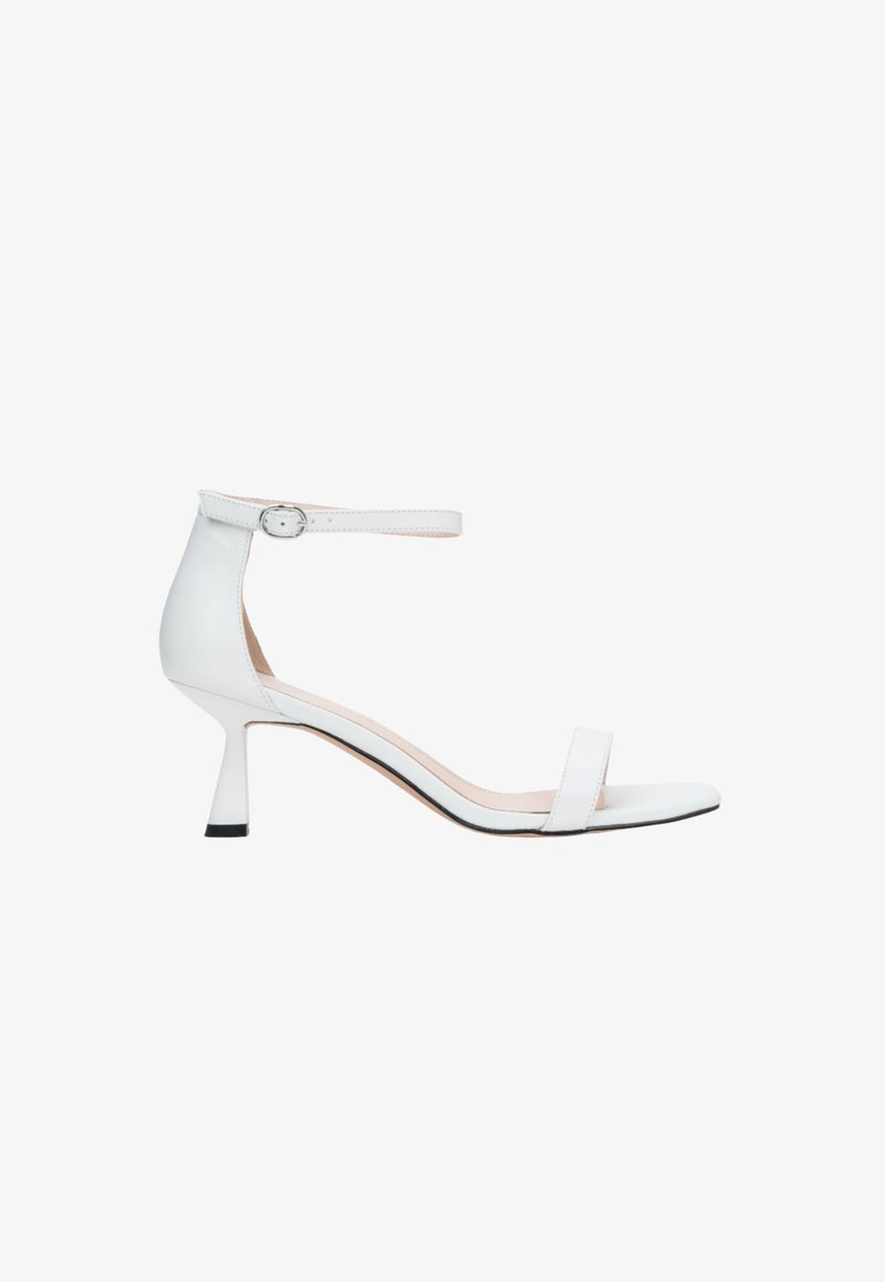 Witte leren sandalen met hak, voorzien van een enkelbandje, open teen, taps toelopende hak en een minimalistisch ontwerp. Bevat een zwarte accent op de hak.