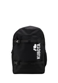 Czarny plecak o gładkim wykończeniu tkaniny, z białym logo i dwoma zapinanymi na zamek kieszeniami, regulowanymi paskami oraz siateczkowymi kieszeniami po bokach.