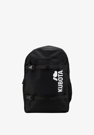 Czarny plecak wykonany z wytrzymałego materiału, z przednią kieszenią na zamek, regulowanymi ramiączkami oraz białym logo "I ❤️ KUBOTA".