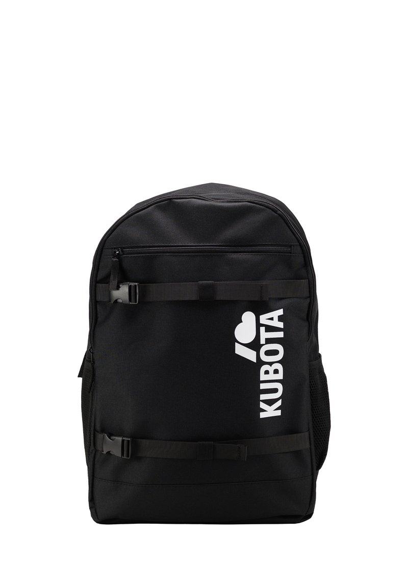 Czarny plecak o gładkim wykończeniu tkaniny, z białym logo i dwoma zapinanymi na zamek kieszeniami, regulowanymi paskami oraz siateczkowymi kieszeniami po bokach.