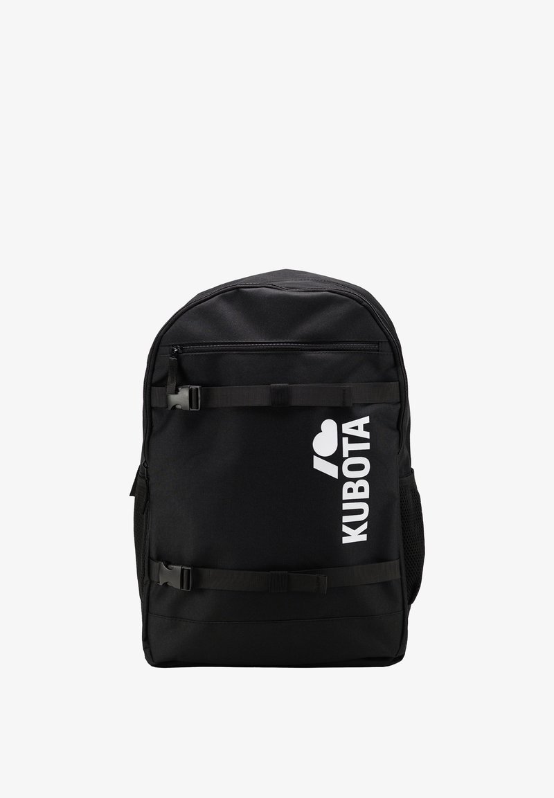 Czarny plecak o gładkim wykończeniu tkaniny, z białym logo i dwoma zapinanymi na zamek kieszeniami, regulowanymi paskami oraz siateczkowymi kieszeniami po bokach.