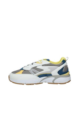 Baskets de sport multicolores avec une tige en mesh gris et cuir blanc. Accents en bleu et jaune. Semelle épaisse blanche avec un motif texturé.