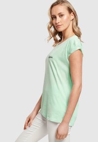 Merchcode INSPIRE EXTENDED SHOULDER  - Paprasti marškinėliai - neo mint