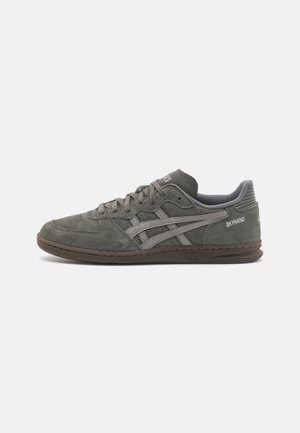 ASICS SportStyle SKYHAND OG UNISEX - Baskets basses - truffle grey/steeple grey