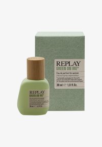 Grønn flaske med eau de parfum med bambuslokk, pakket i en teksturert grønn boks med trykte produktt detaljer. 30 ml kapasitet.