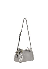 Geantă de mână argintie metalizată cu o formă structurată, curea neagră reglabilă și accente cu noduri. Prezintă o textură netedă și închidere cu fermoar.