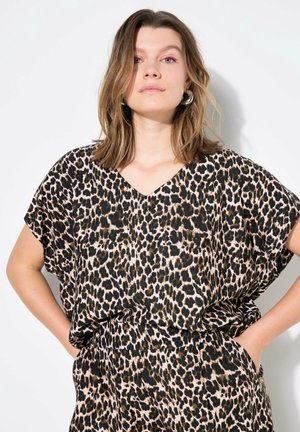 Top con stampa leopardata, maniche corte, scollatura a V, realizzato in tessuto leggero. Presenta un motivo a contrasto tra nero e beige.