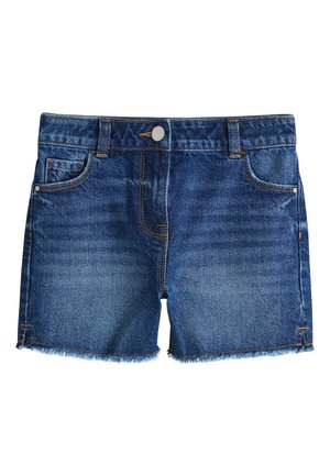 Blå denimshorts med knaplukning, bæltestropper, forlommer og møntlomme samt frynset kant på hvid baggrund.