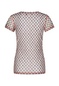 Gennemsigtig mønstret top med et geometrisk design i rød, sort og hvid, med korte ærmer og rund halsudskæring.