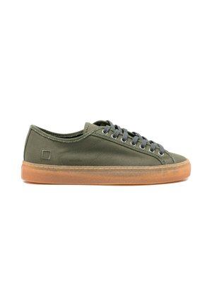 Low-top olijfgroene canvas sneaker met donkergrijze veters en half-transparante gumrubberen zool, zijaanzicht op witte achtergrond.