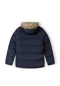 Giubbotto puffer blu marina con cuciture orizzontali, cappuccio foderato in pelliccia e polsini elasticizzati. Realizzato in materiale liscio e isolato per il calore.