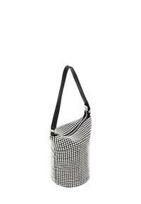 Schwarz und silberne Handtasche mit einem Netzdesign aus Strasssteinen, zylindrischer Form, einem Tragegurt und einem Reißverschluss oben. Glatte Textur.